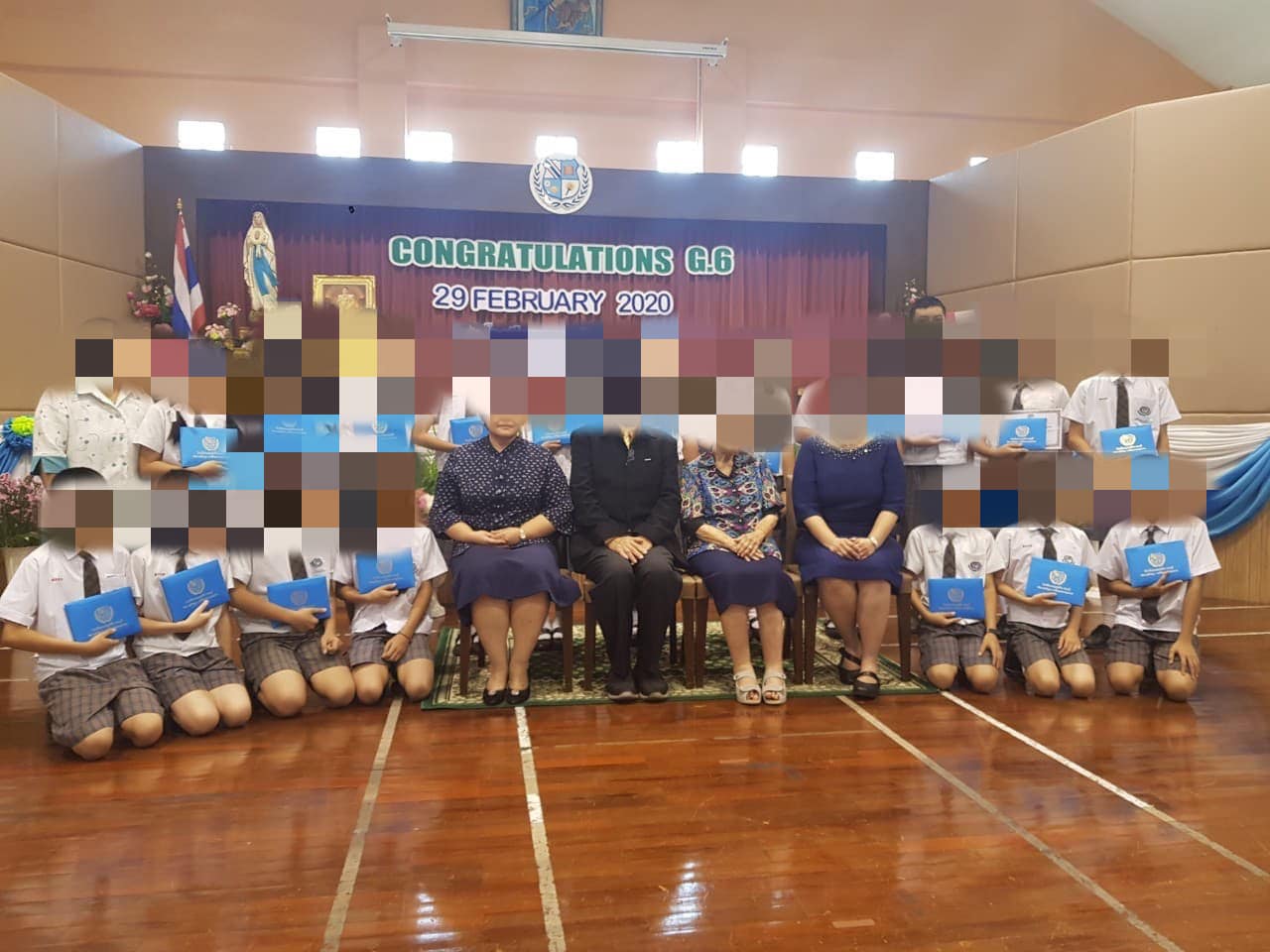 ผู้ปกครองตั้งคำถาม พิธีมอบใบประกาศเด็ก ป.6 ให้กราบเท้าเจ้าของโรงเรียน! - ครูโอ๋ รูปที่ 1