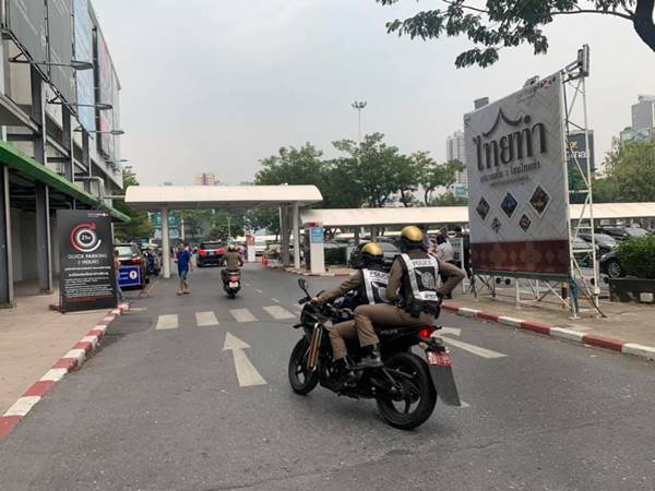 ยิงกันเซ็นทรัลรัตนาธิเบศร์ เหตุเกิดที่ชั้น 2 ได้ยินเสียงปืนราว 2-6 นัด - ครูโอ๋ รูปที่ 1