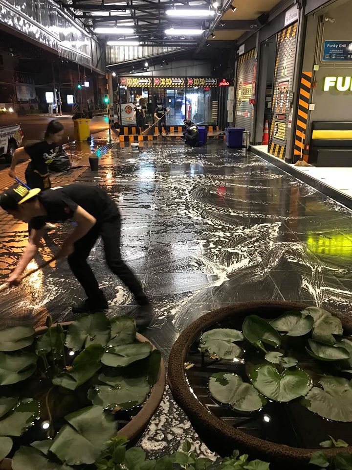 เดือดร้อนไปทั่ว โผล่อีก สาวกลับจากเกาหลี ไม่สนกักตัว นั่งกระดกเบียร์ ร้านดังต้องปิดฆ่ - ครูโอ๋ รูปที่ 2