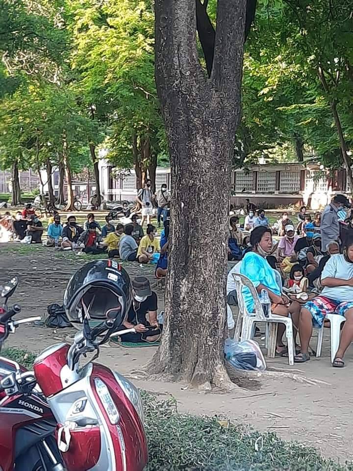สลดกลางกรุง! ต่อคิวเป็นระเบียบแน่นสวนลุม ขอข้าวกิน เขียนป้ายสุดหดหู่ - ครูโอ๋ รูปที่ 2