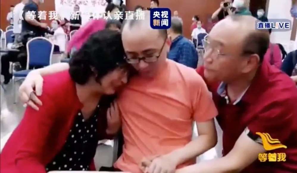 พ่อแม่สุดดีใจสวมกอดทั้งน้ำตา พบลูกชายอีกครั้ง ถูกลักพาตัวไปขาย 32 ปีก่อน - ครูโอ๋ รูปที่ 3