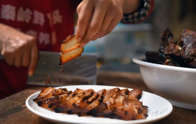 สาวไลฟ์สดขายหมูจนร่ำรวยกำไรปีละมากกว่า 3.6 ล้านบาท - ครูโอ๋ รูปที่ 3