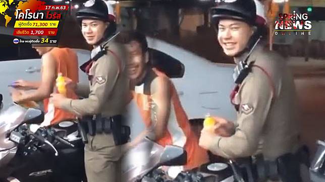 ยอมให้จับ! สาวเจอ “ตำรวจหล่อ” ตะโกนบอก “เย็นนี้เล่นไพ่นะ” (คลิป) - ครูโอ๋ รูปที่ 0