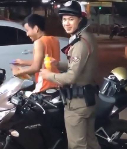 ยอมให้จับ! สาวเจอ “ตำรวจหล่อ” ตะโกนบอก “เย็นนี้เล่นไพ่นะ” (คลิป) - ครูโอ๋ รูปที่ 1