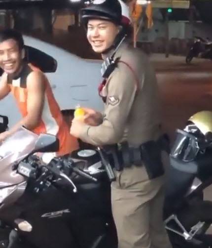 ยอมให้จับ! สาวเจอ “ตำรวจหล่อ” ตะโกนบอก “เย็นนี้เล่นไพ่นะ” (คลิป) - ครูโอ๋ รูปที่ 4