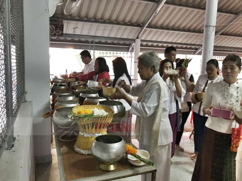 เพื่อนเผย จ่า กราดยิงโคราช เข้าฝันให้ไปเอาของในรถ ชาวชัยภูมิทำบุญให้เหยื่อ - ครูโอ๋ รูปที่ 2