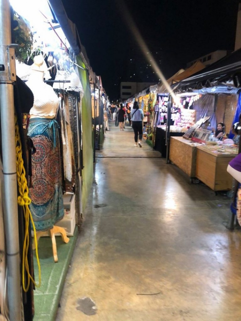 แทบไม่มีคนเดิน ตลาดนัดรถไฟรัชดา เงียบจนแม่ค้าหลับ - ครูโอ๋ รูปที่ 2